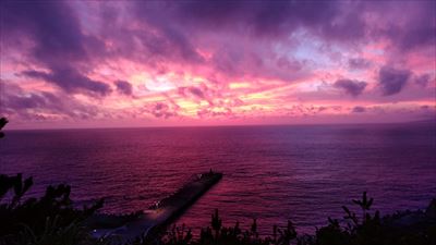 御蔵島　ふれあい広場からの夕日